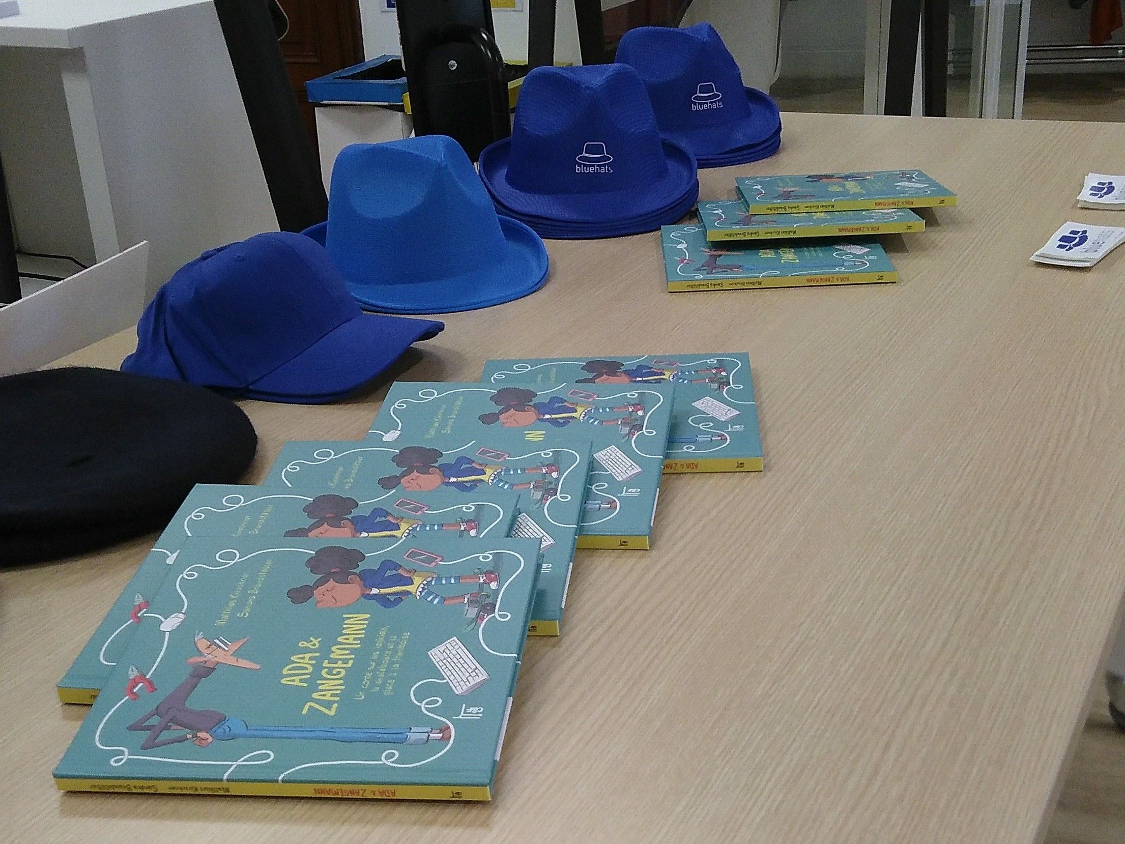 Pour les participants, des chapeaux bleus et la BD Ada & Zangemann !